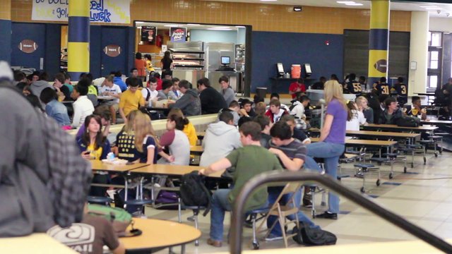 Student spreads school spirit through lunchtime music