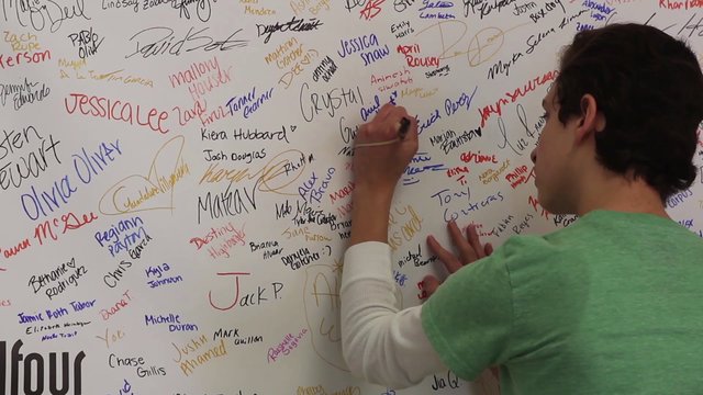 Students sign pledge not to text and drive