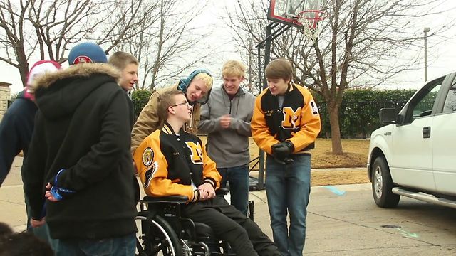 Huttos Homecoming: students celebrate classmates arrival